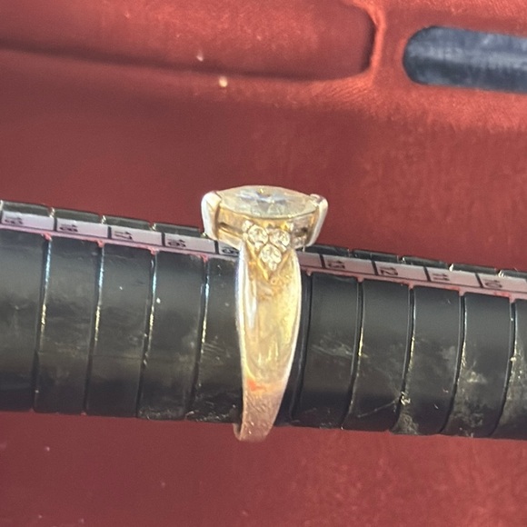 Elegant Silver Ring with Clear Stones - Picture 4 of 8